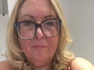 MoistCurvyChanel live cam video preview