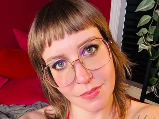 AliaQuinn Piercings webcam from Canada