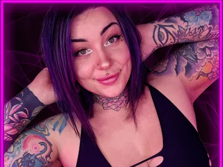 DahliaDee Piercings webcam from Canada