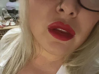 HollyMae26 Piercings webcam from United Kingdom